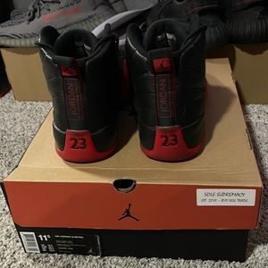 VNDS FLU GAME JORDAN 12s size 11.5